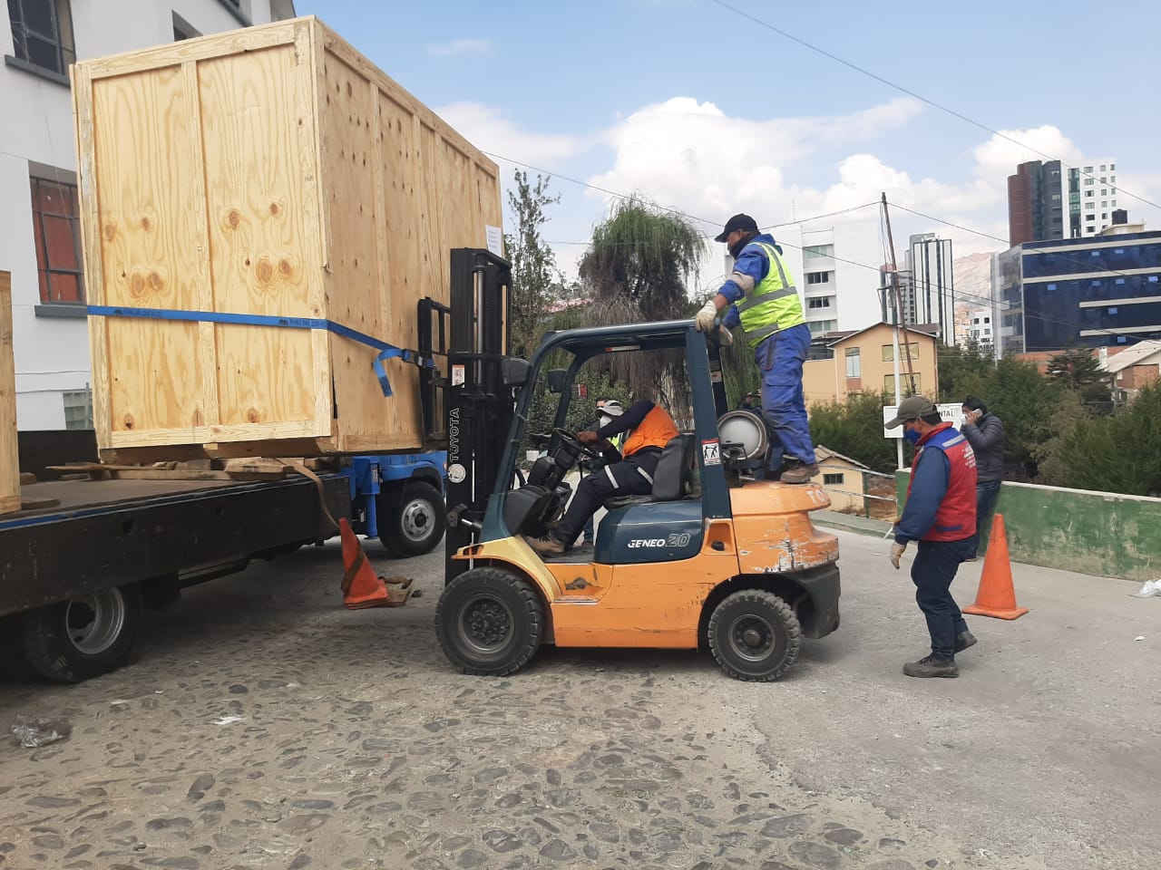 Montacarga trasladando caja de madera