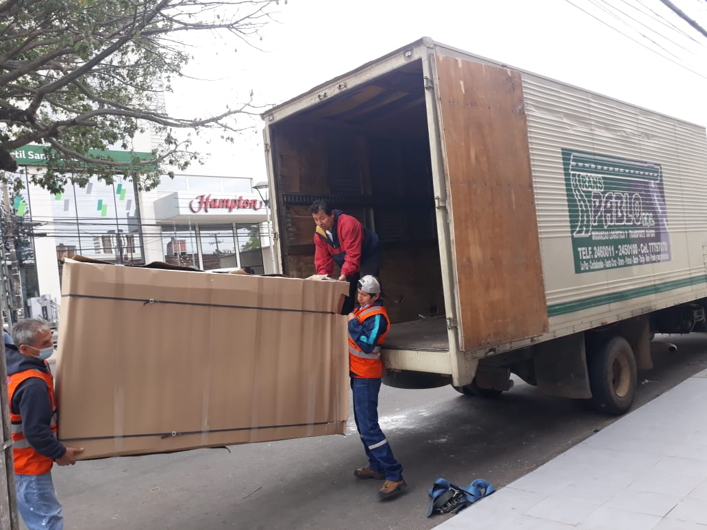 Equipo realizando carga de muebles en camión