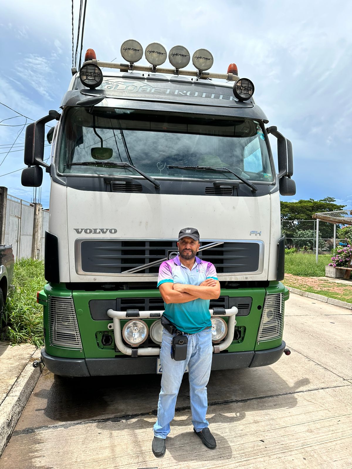 Conductor frente a camión de Trans Pablo