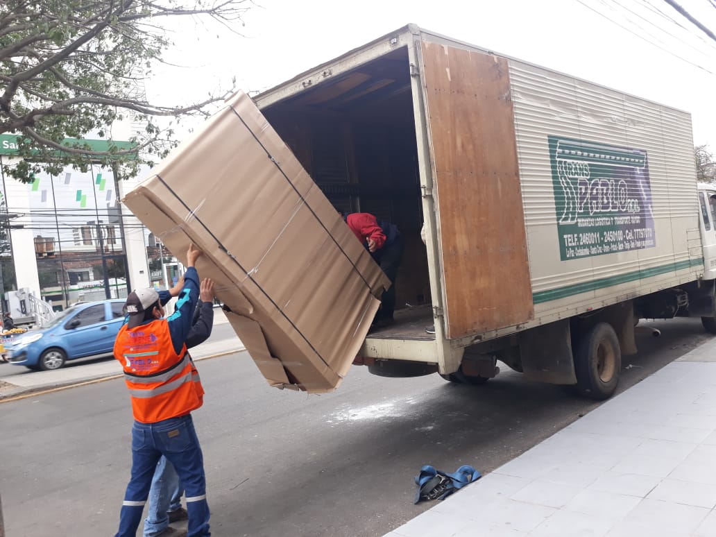 Equipo cargando muebles en camión