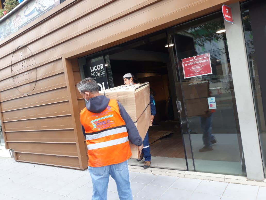 Personal trasladando carga en comercio